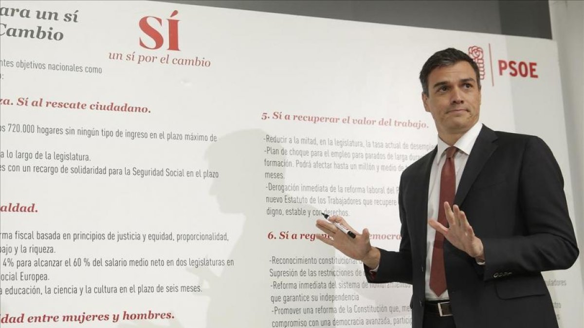 El secretario general del PSOE, Pedro Sánchez, en la presentación de algunas de sus medidas estrella.-JOSÉ LUIS ROCA