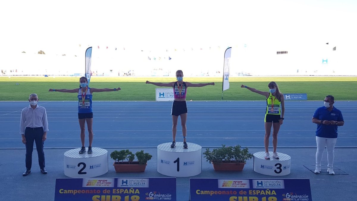 Sara Bogo, en el centro, en el podio del Campeonato de España sub 18. HDS