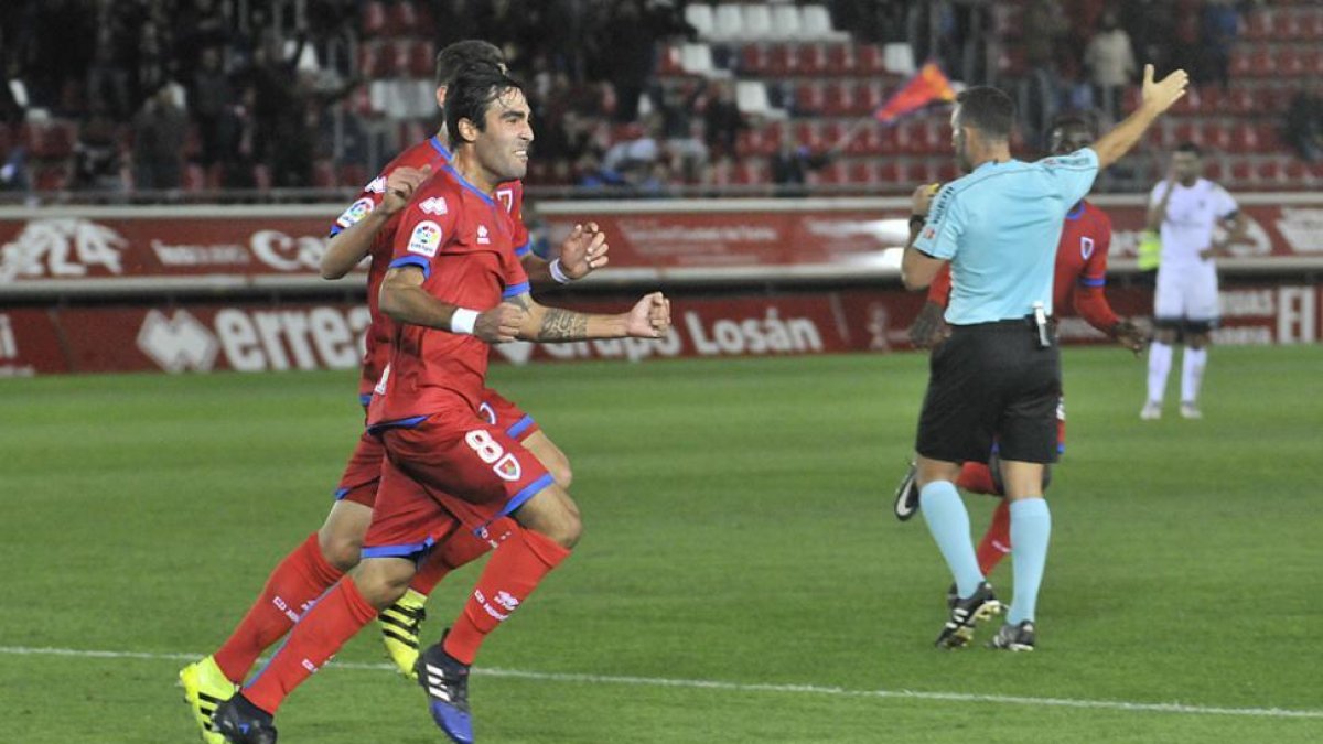 Escassi celebra su gol que era el momentáneo 2-0 ante el Sporting de Gijón.-Daniel Rodríguez