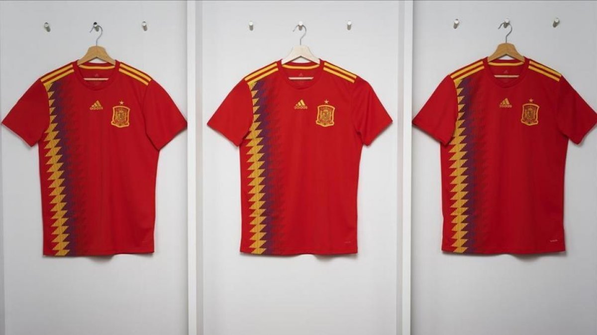 Las nuevas camisetas de Adidas de la selección.-AP / JOSE F. VALLEJO