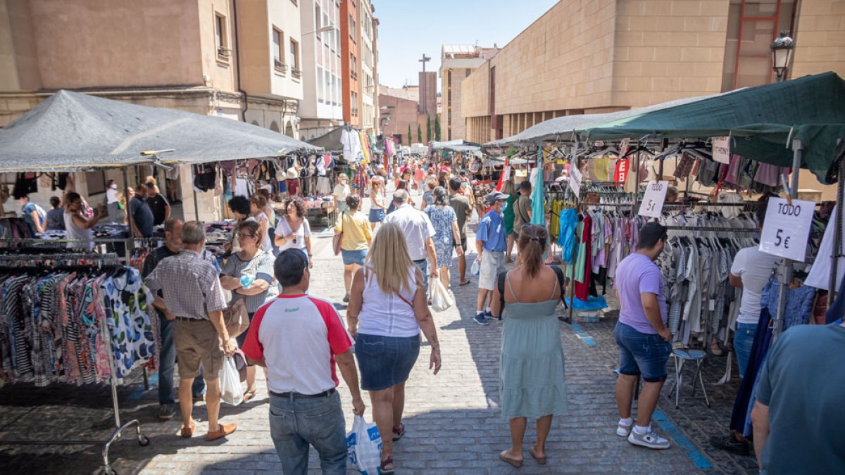 El mercadillo de Soria volvió un jueves más a animar las calles de Soria, si bien este jueves no fueron las habituales. El traslado a Vicente Tutor y la calle Sagunto dejó estas fotografías.
