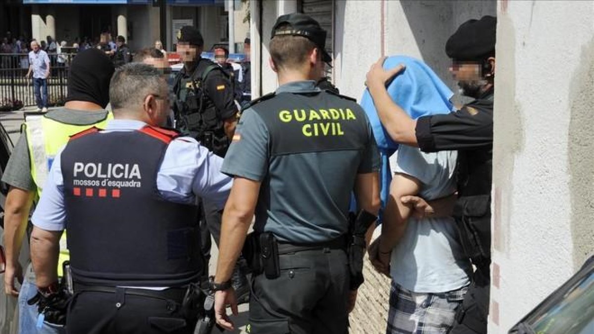Detención en Ripoll de uno de los presuntamente relacionados con la célula terrorista.-ROBIN TOWNSEND