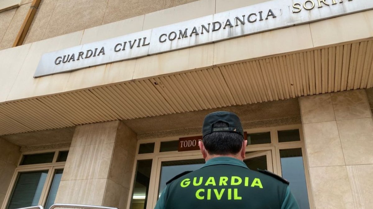 Agente a la entrada de la Comandancia de la Guardia Civil.-HDS