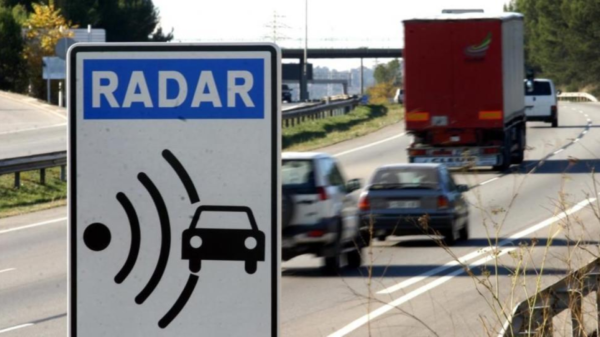 Una señal advierte de la presencia de un radar en la carretera. HDS