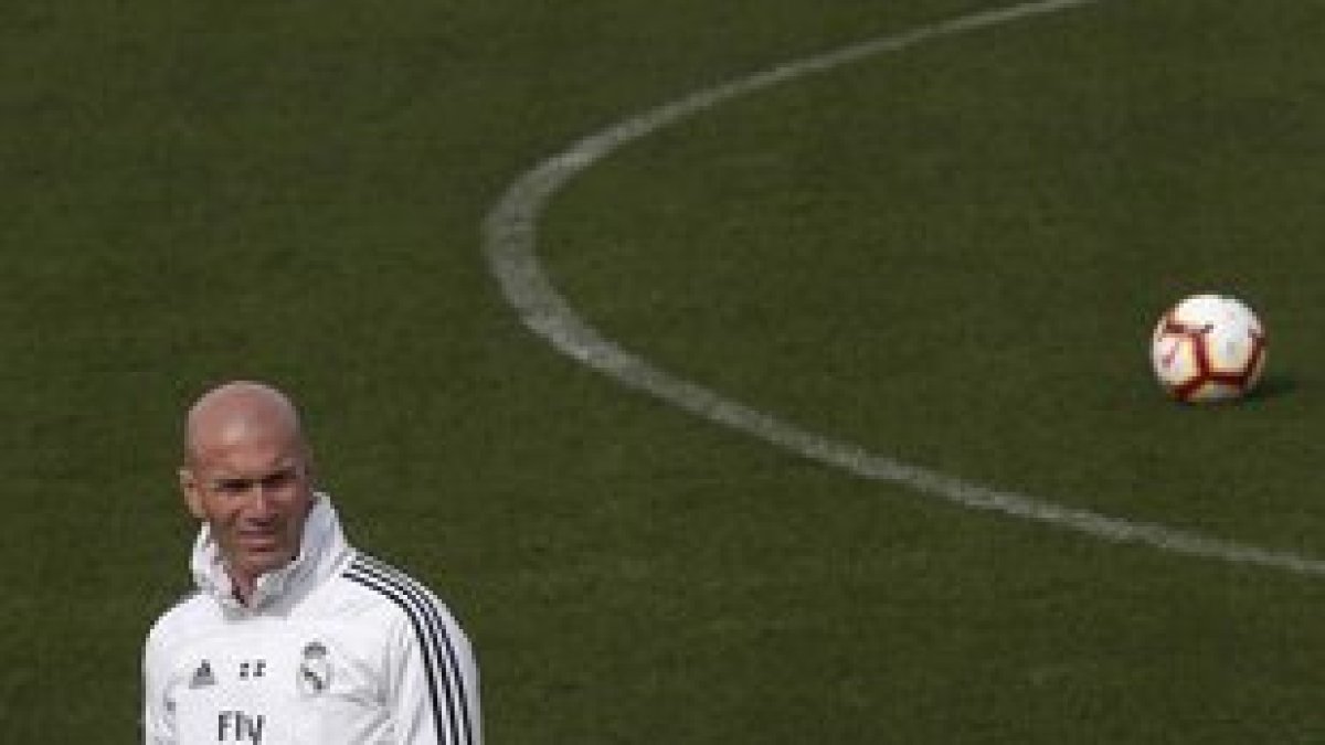 Zinedine Zidane, técnico del Madrid, durante el entrenamiento de este domingo del primer equipo.-EFE