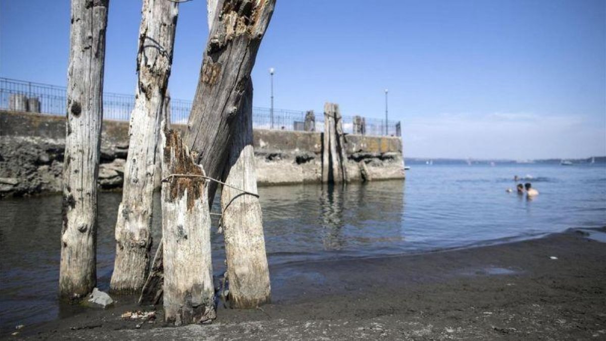 El lago Bracciano, principal suministrador de agua de Roma, el domingo.-MASSIMO PERCOSSI