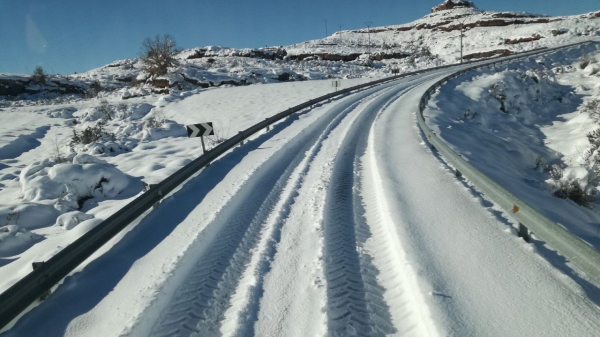 Imagen de archivo de una carretera con nieve.-HDS