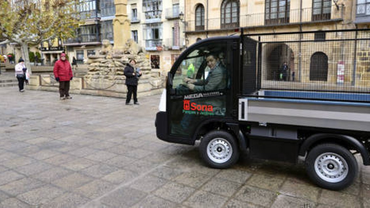 Javier Antón conduce el nuevo vehículo eléctrico del servicio de parques y jardines. / ÁLVARO MARTÍNEZ-