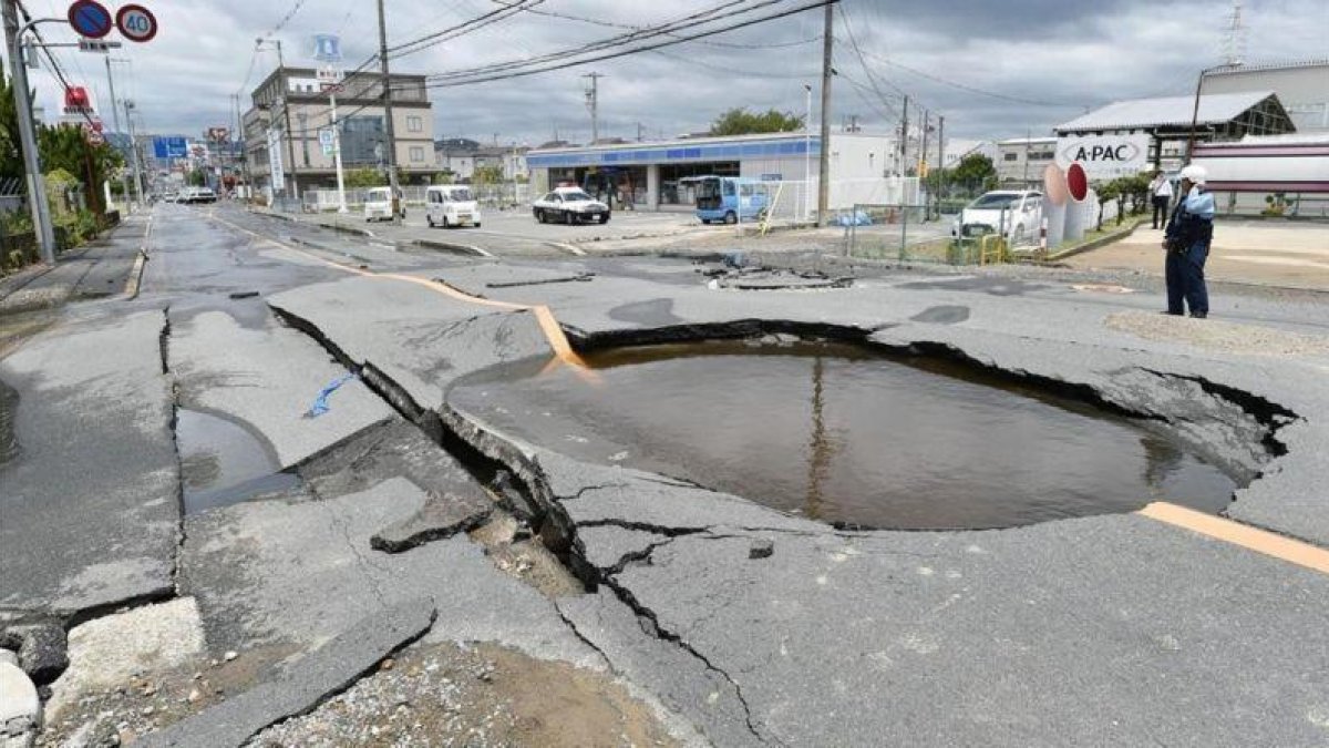 Daños causados por el terremoto en una carretera de Osaka.-KEIJI UESHO / AP