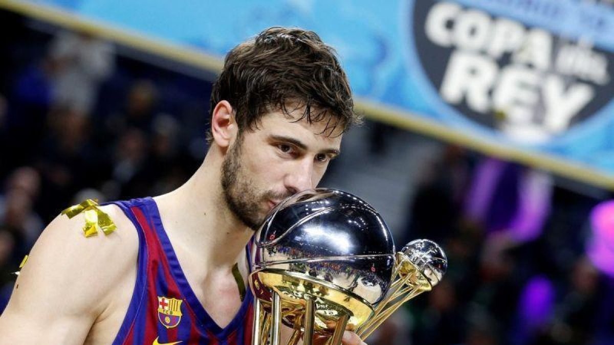 Tomic besa la Copa del Rey.-EFE