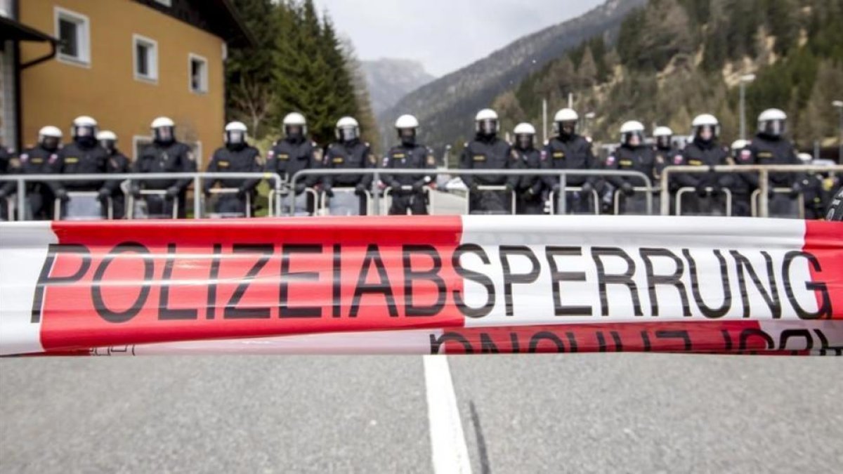 Policías desplegados en la frontera entre Austria e Italia durante una protesta en el 2016.-JAN HETFLEISCH / EFE