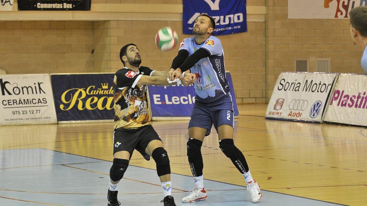 Álex San Martín y Manu Salvador, durante un partido.-VALENTÍN GUISANDE