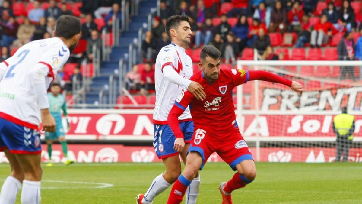Oyarzun protege el balón durante el partido de la última jornada frente al Rayo Majadahonda.-MARIO TEJEDOR