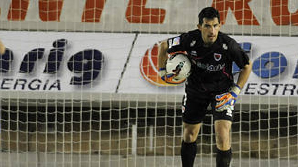 Eduardo Navarro en el encuentro ante el Guadalajara. / V. Guisande-