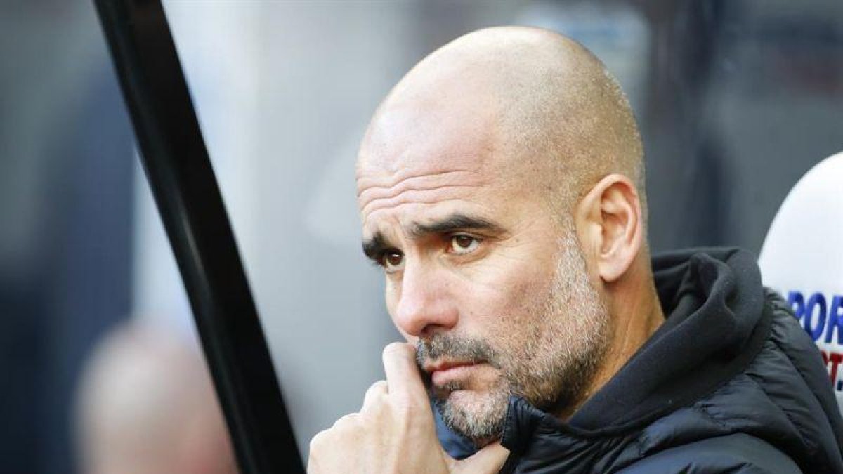 Pep Guardiola, ayer, en el banquillo del Manchester City.-EFE / EPA / LYNNE CAMERON