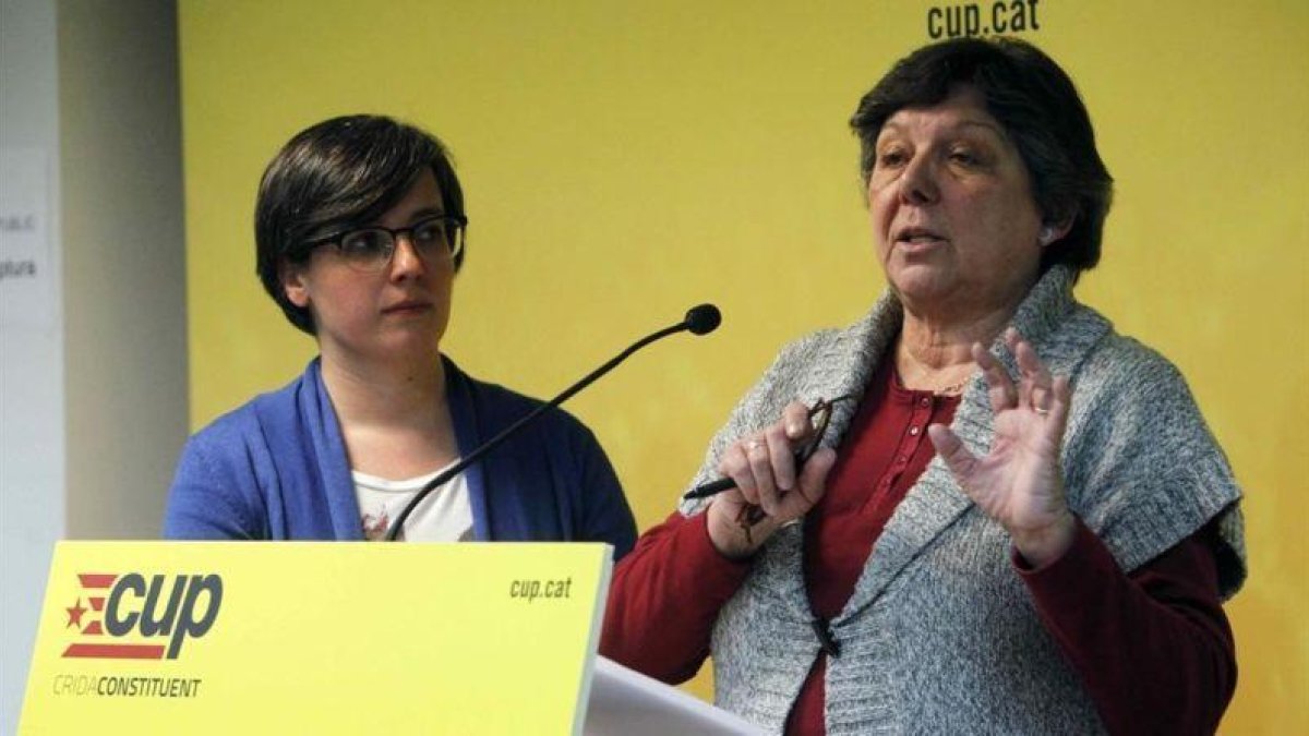 Mireia Boya y Gabriela Serra, en la presentación de la hoja de ruta de la CUP.-EL PERIÓDICO (EFE / MARTA PÉREZ)