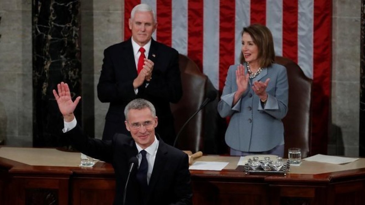 Stoltenberg, aplaudido por el vicepresidente de EEUU, Mike Pence, y a la presidenta de la Cámara de Representantes, Nancy Pelosi, durante su discurso ante el Congreso, en Washington.-CARLOS BARRIA (REUTERS)