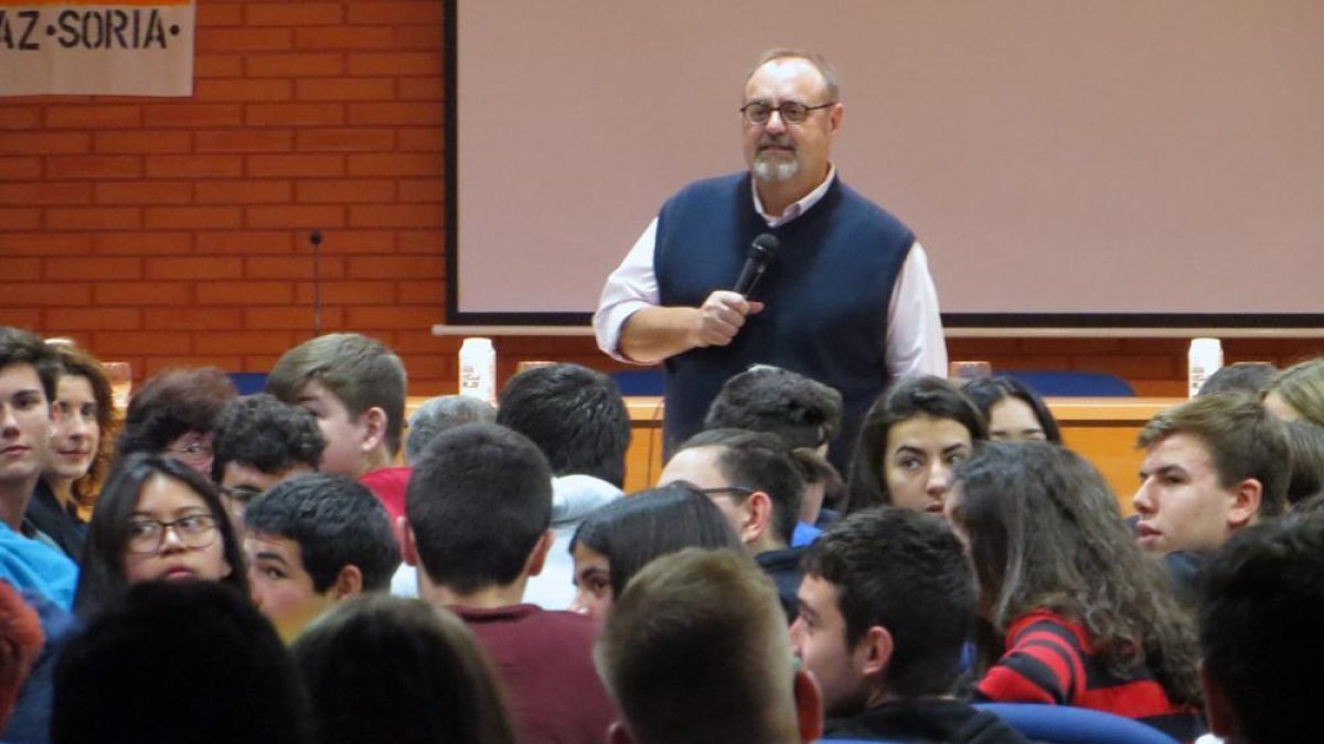 Los estudiantes interactuaron con el consejero durante el encuentro.-A.H.