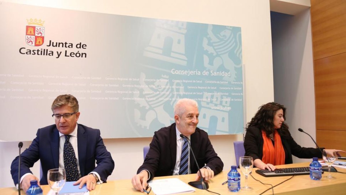 Rafael López, Agustín Álvarez Nogal y Sonia Tamames presentan el programa de vacunación prenatal.-Ical