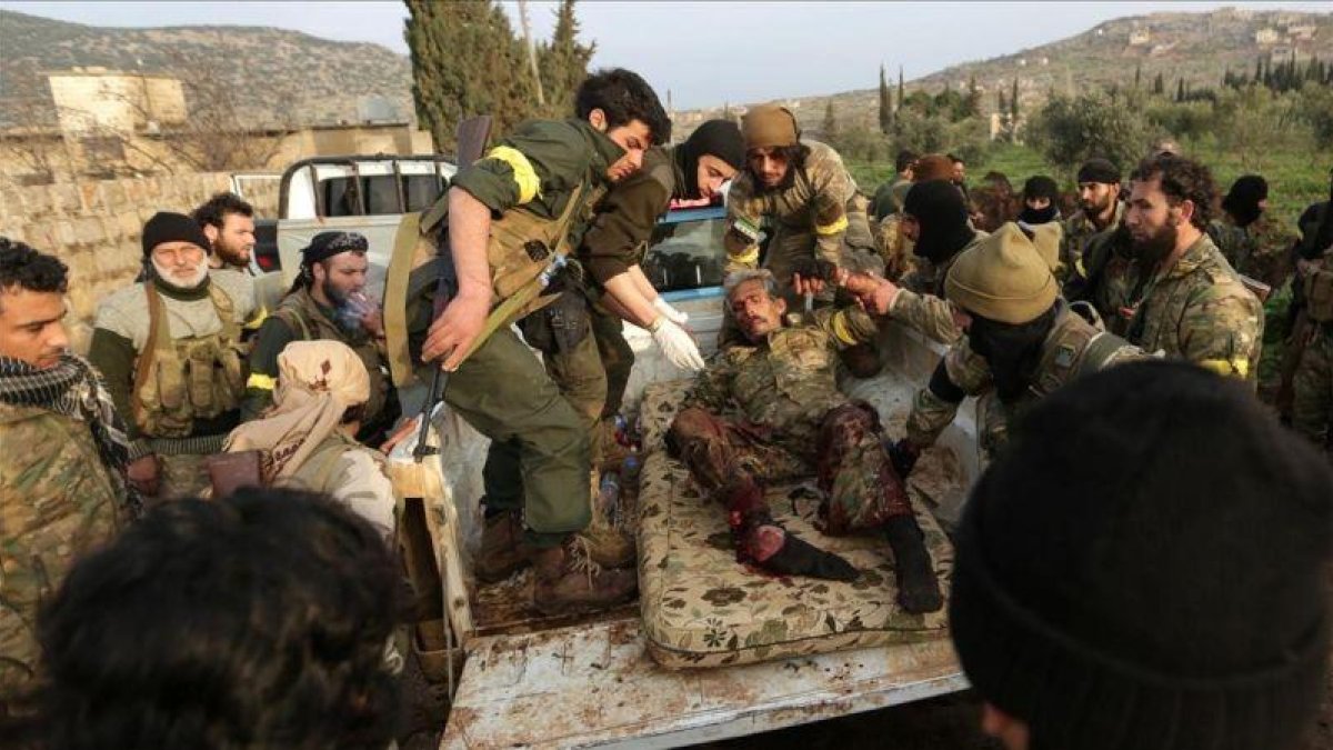 Miembros del Ejército Libre de Siria atienden a compañeros heridos en Rajo, este sábado 3 de marzo.-REUTERS / KHALIL ASHAWI