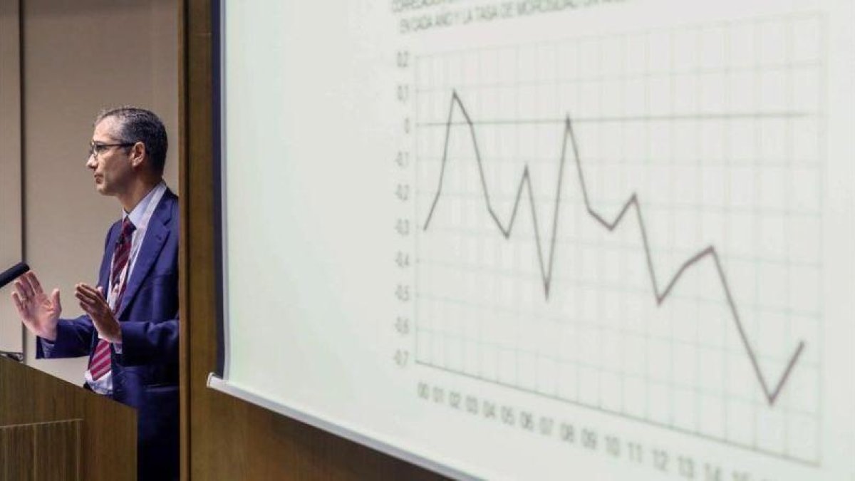 El gobernador del Banco de España, Pablo Hernández de Cos, en un encuentro financiero organizado por IESE y EY en diciembre del 2018.-EFE / EMILIO NARANJO