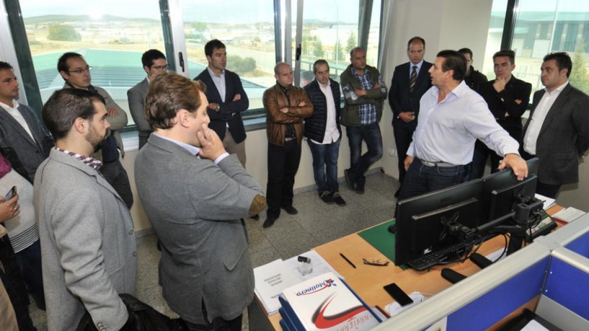 Un grupo de empresarios en la visita ayer en Molinero-V.G.
