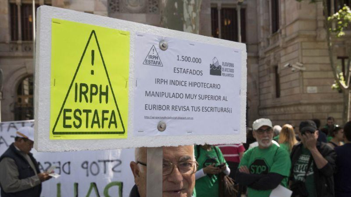 Protesta en Barcelona contra la aplicación del tipo de interés IRPH, en mayo del 2016.-JOSEP GARCIA