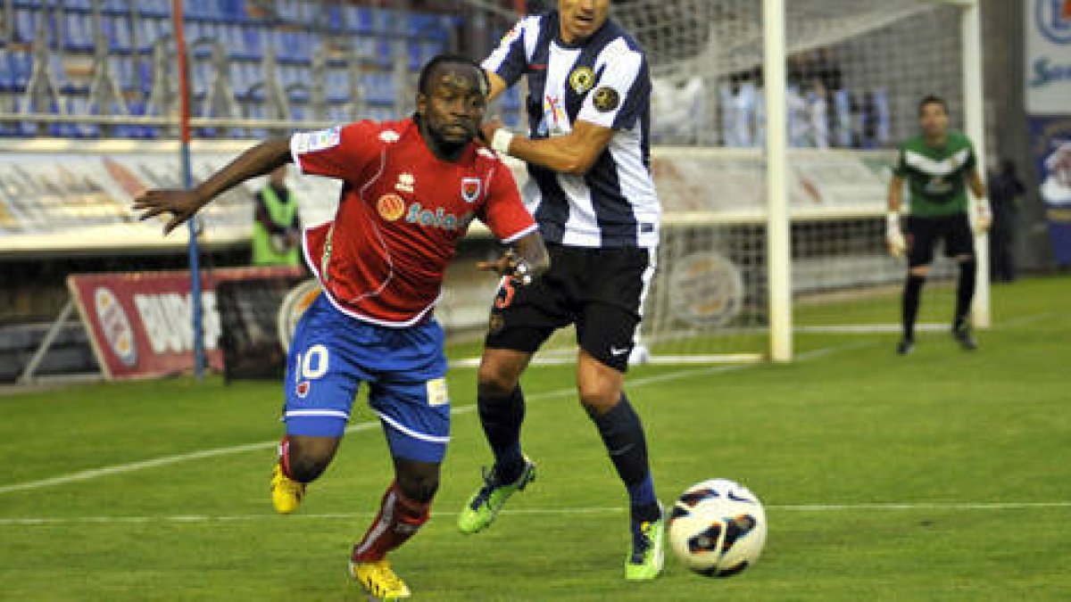 Cedrick durante un encuentro de la pasada temporada con el Numancia. / DIEGO MAYOR-