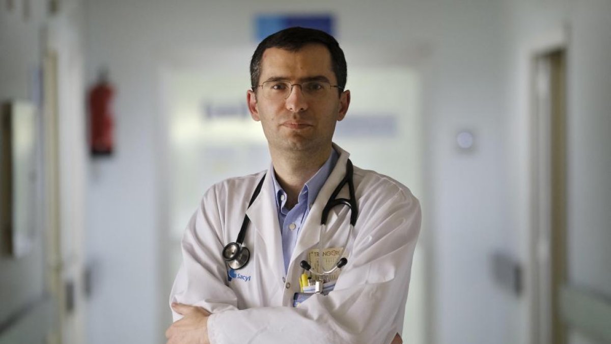 El médico Miguel Marcos en las instalaciones del Hospital Universitario de Salamanca.-ENRIQUE CARRASCAL