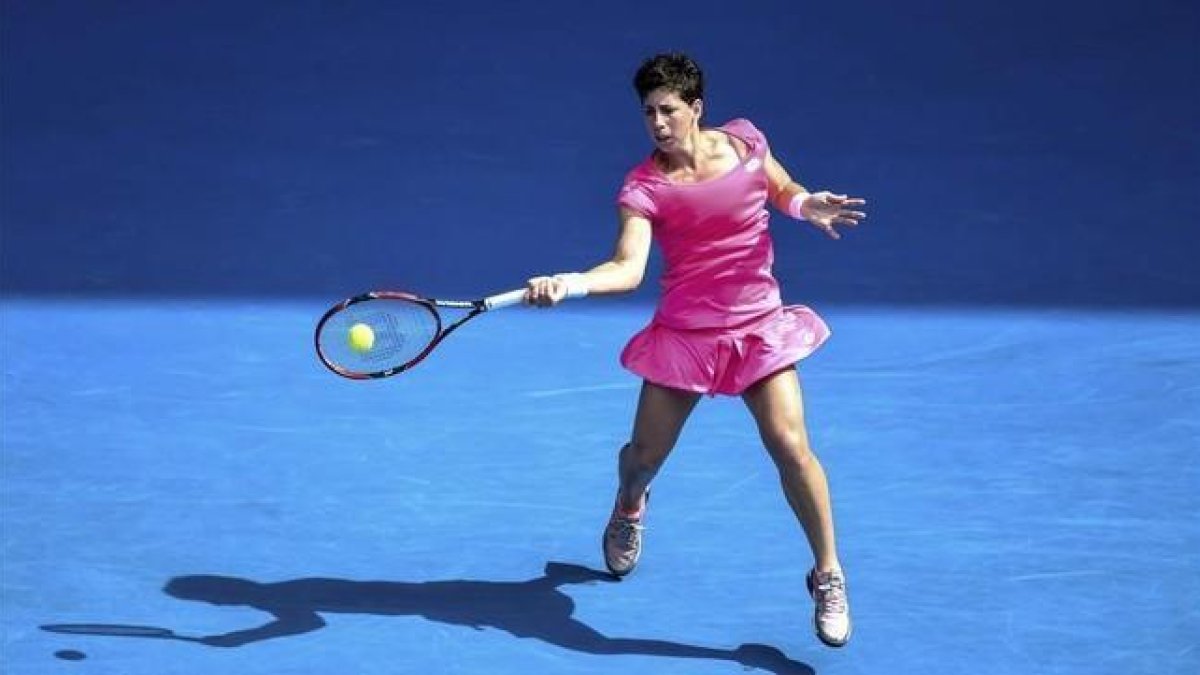 Carla Suárez, en acción, en su encuentro ante la griega Sakkari.-LUKAS COCH / EFE
