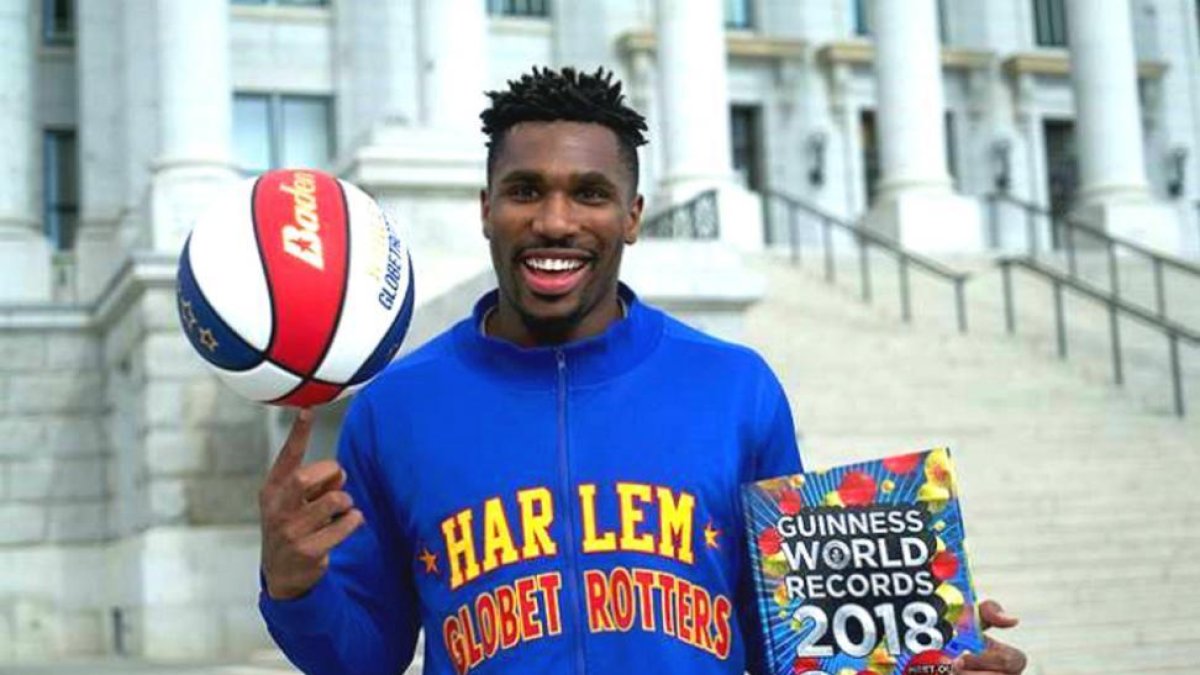 Thunder posando con el libro Guiness y un balón tras lograr el récord-WORLD GUINESS RECORDS