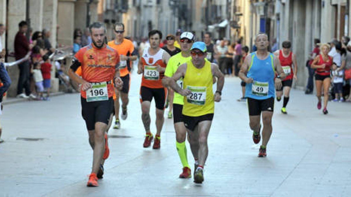 Varios corredores durante una prueba popular. / DIEGO MAYOR-