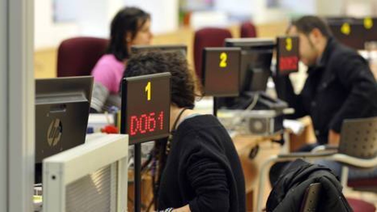 Personas en la oficina de empleo.-VALENTÍN GUISANDE