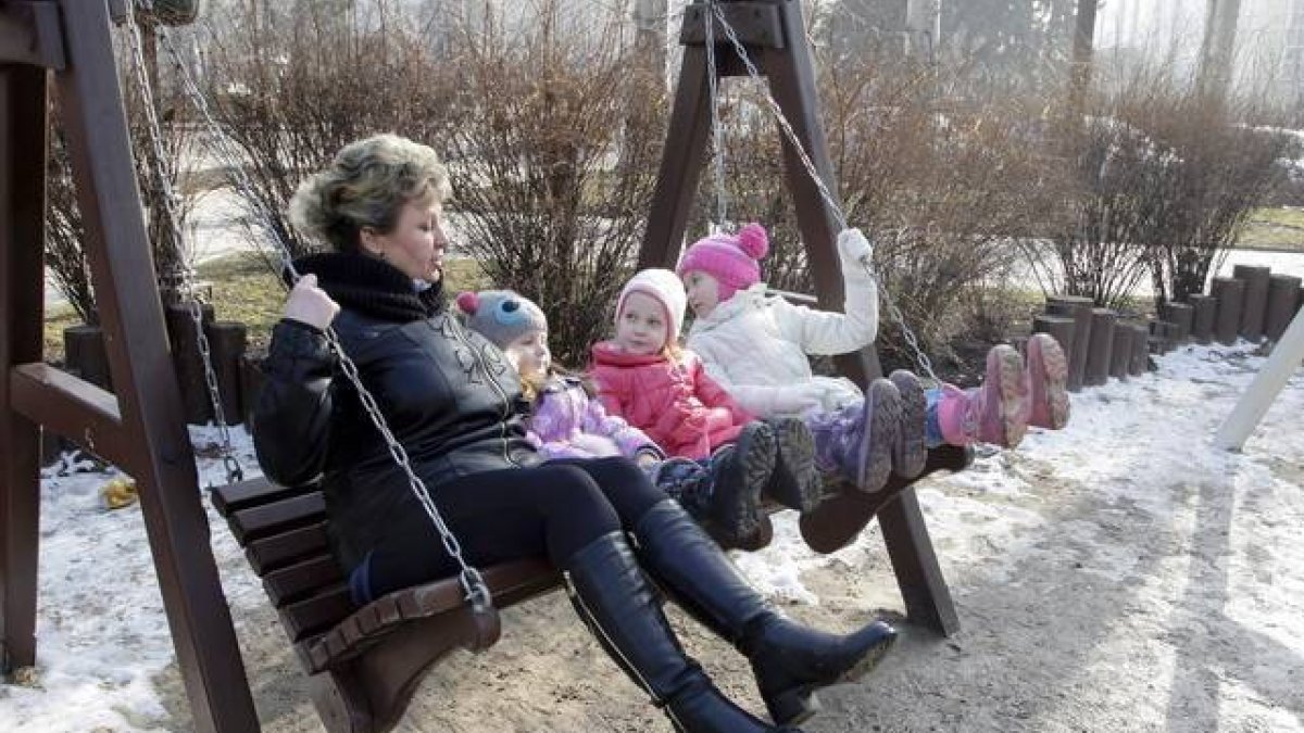 Una mujer y tres niños disfrutan del día de sol, sin bombas, en Donetsk.-Foto:   EFE / ALEXANDER ERMOCHENKO
