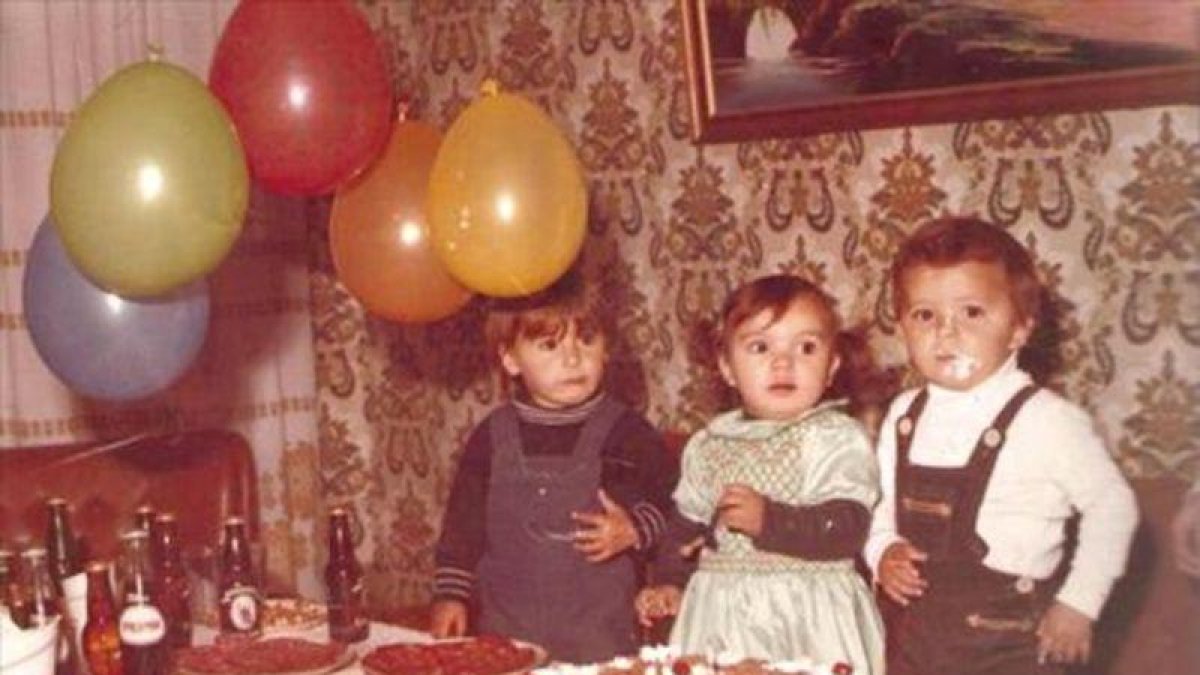 FELIZ, FELIZ EN TU DÍA Toda la casa olía a comida el día de tu cumpleaños. La merendola consistía en sándwiches de jamón y queso, chorizo y Nocilla. Medialunas de fuagrás y ganchitos naranjas también eran imprescindibles. Cuando soplabas las velas todos t-