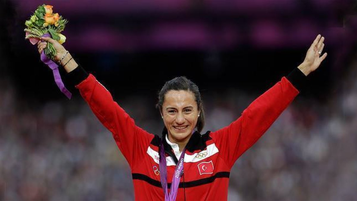 La atleta turca Asli Cakir Alptekin, tras ganar el oro olímpico de la prueba de 1.500 metros en Londres 2012.-Foto: AP / MATT SLOCUM