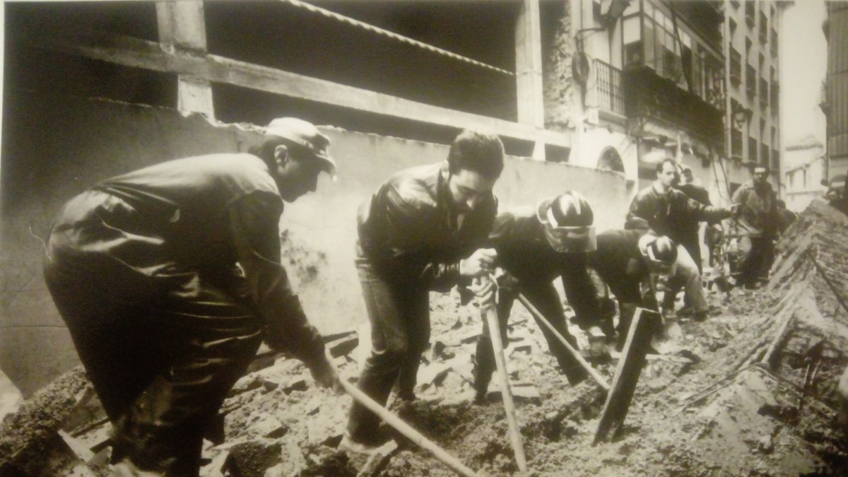 El 7 de diciembre de 1989 quedó escrito en el capítulo luctuoso de Soria. Este miércoles se cumplen 33 años de la tragedia de Teatinos, convertida en un infierno de escombros al caer la cornisa y el encofrado de una cuarta planta de un edificio en obras. El suceso provocó dos muertos y varios heridos graves.