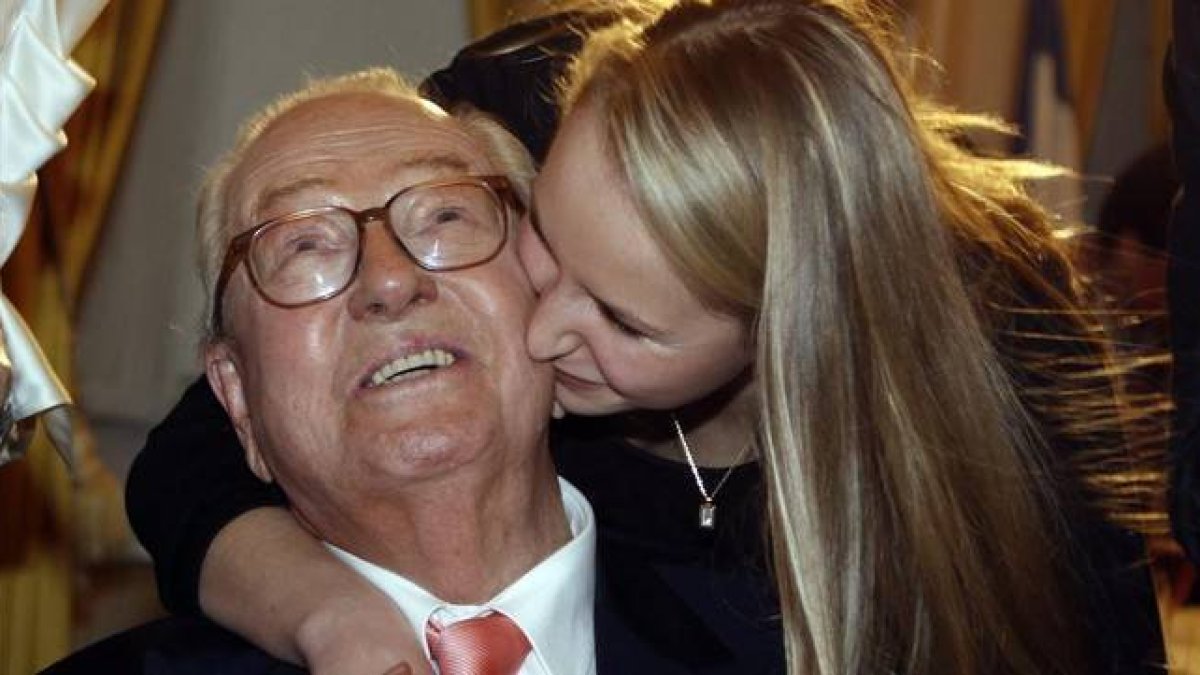 Le Pen (izquierda) junto a su nieta Marion, en marzo del 2010.-Foto: REUTERS / ERIC GAILLARD