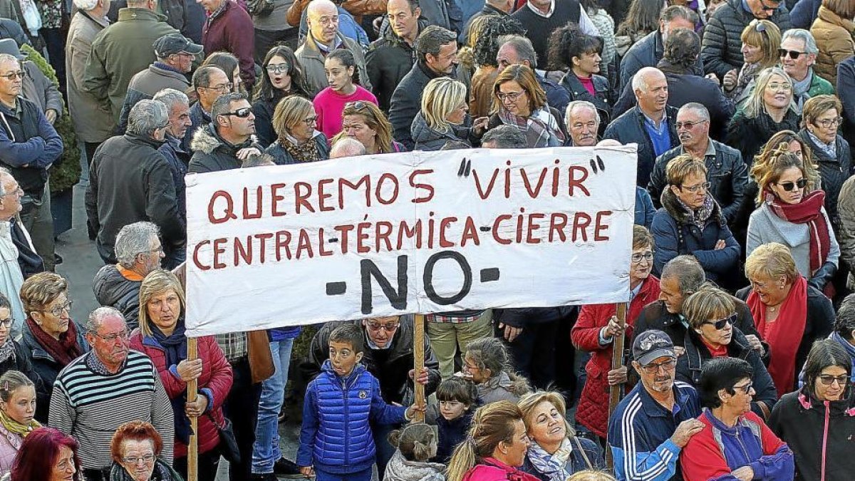 La Plaza Mayor de Velilla del Río Carrión acogió ayer la concentración contra el cierre de la térmica.-ICAL