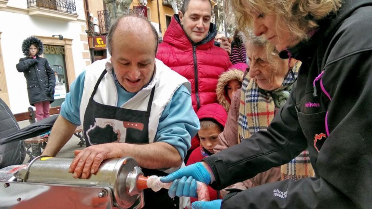 Embutiendo chorizos para los asistentes, absortos en la elaboración.-TOÑO CARRILLO