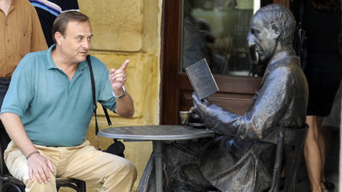 Un turista, ante la estatua de Gerardo Diego que se encuentra situada en el Collado. / ÚRSULA SIERRA-
