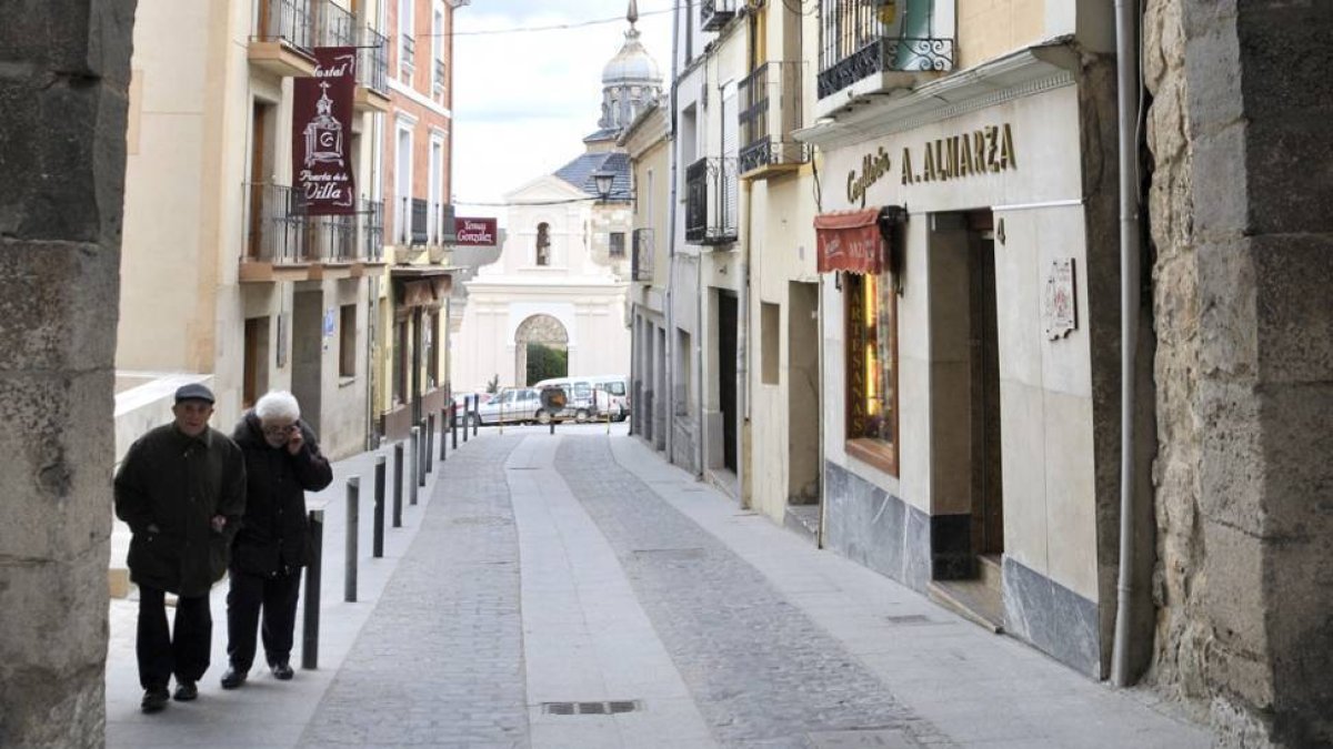 Dos ancianos caminan hacia la plaza Mayor de Almazán.-VALENTÍN GUISANDE