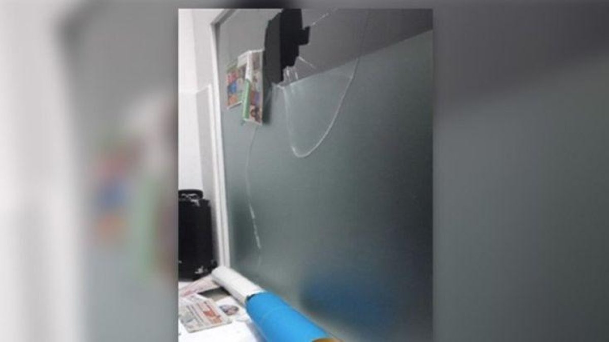 Imagen de cómo ha quedado la cristalera de la sede de Podemos en La Línea tras el ataque con una piedra.-EUROPA PRESS