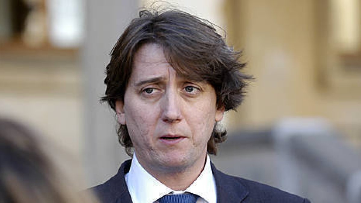 Carlos Martínez ayer durante la rueda de prensa en la plaza Mayor de Soria. / ÚRSULA SIERRA-