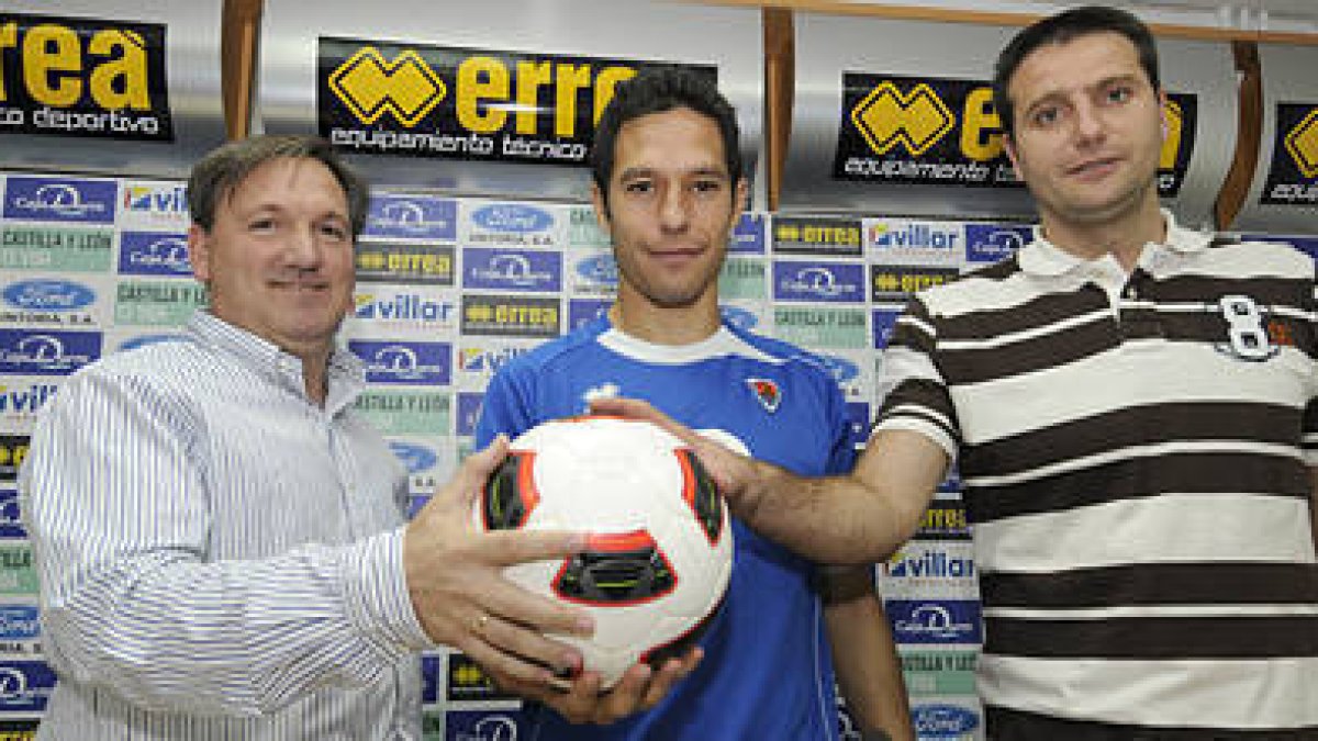 Eduardo Rubio, Del Pino y Palacios tras la rueda de prensa. / V. Guisande-