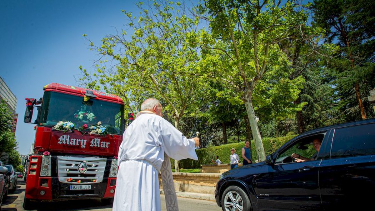 Festividad de San Cristobal con la bendición de los vehículos en una edición anterior.  MARIO TEJEDOR