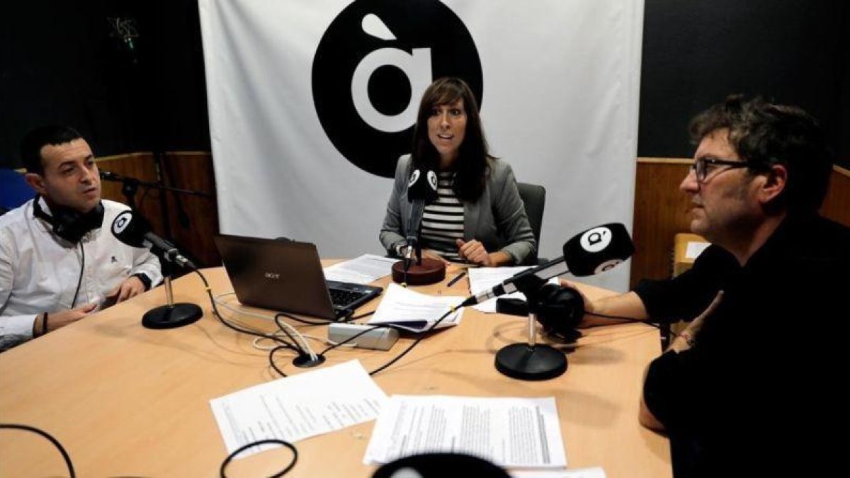 La periodista Jéssica Crespo, en el estudio de la radio pública valenciana À Punt.-JUAN CARLOS CÁRDENAS / EFE