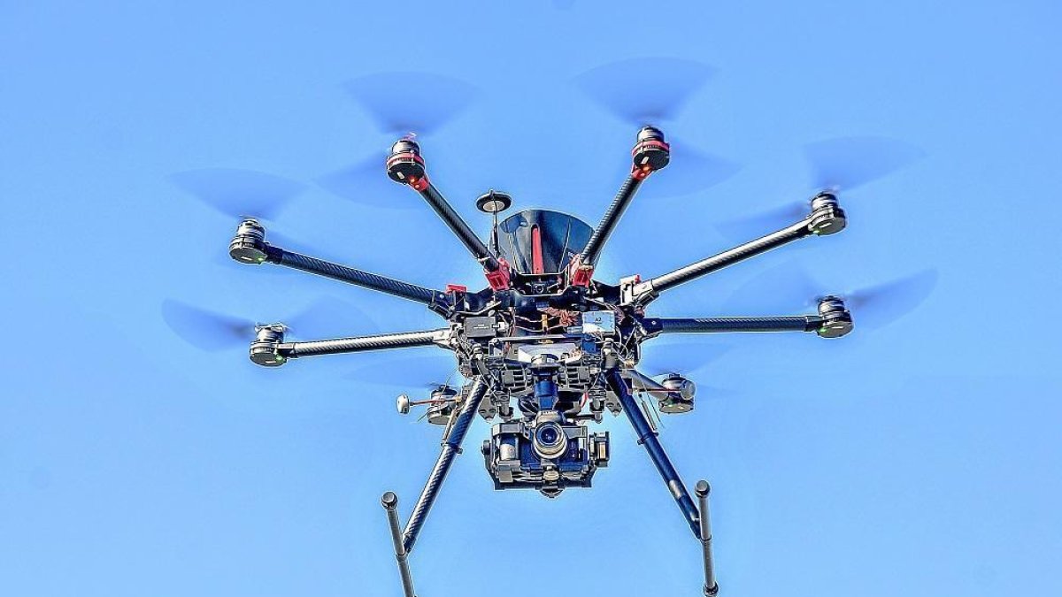 Instantánea de un vehículo aéreo sin tripulación en pleno vuelo.-- ECOGEO