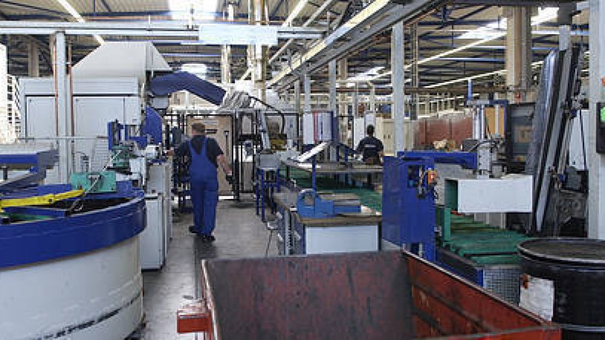Trabajadores de una empresa del sector en Soria. / F. S. -
