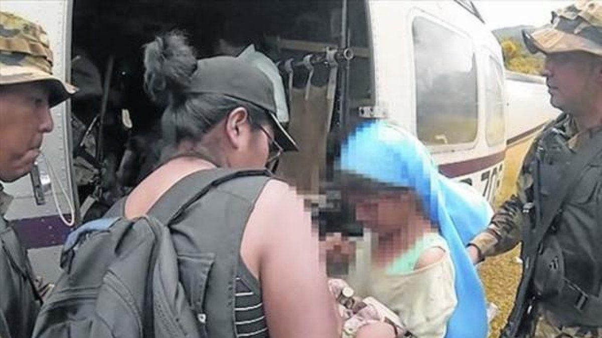 Liberada. La niña, tras ser rescatada de su secuestro en la selva boliviana.-